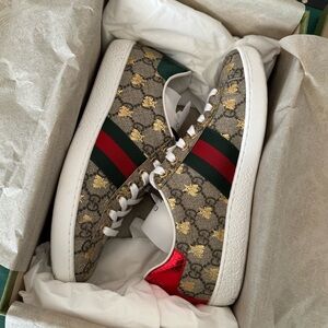 Authentic Women’s Gucci Ace sneakers with Bee size 36 worn once perfect for fall
